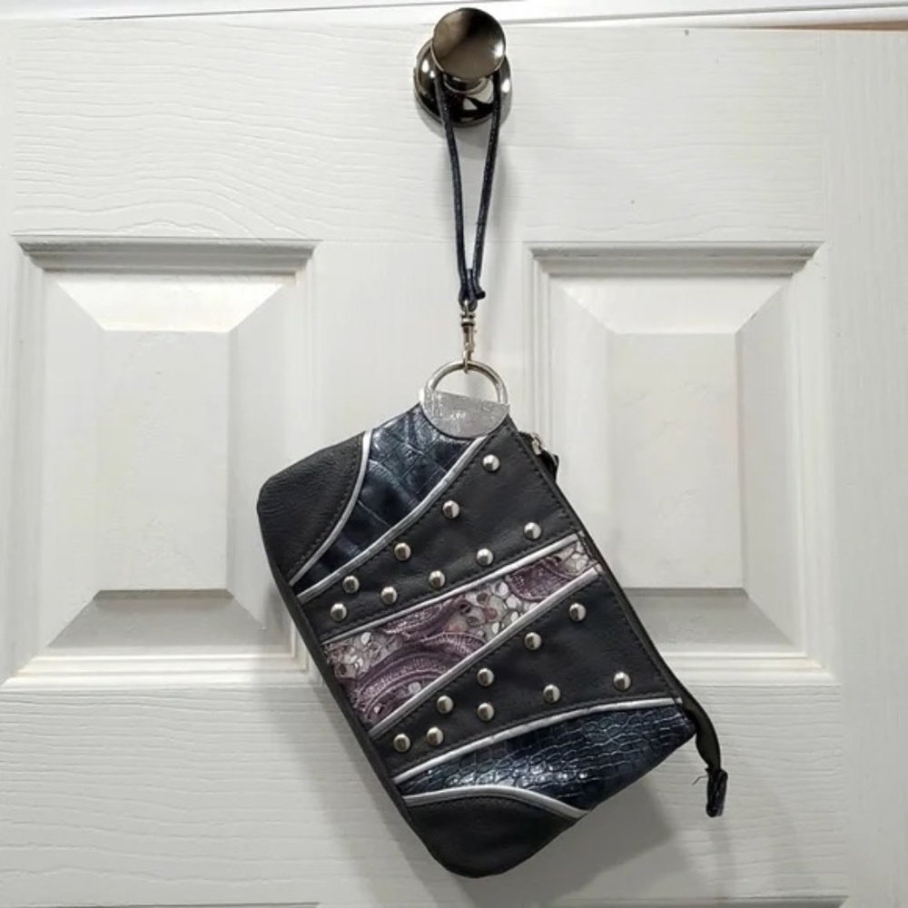 LIKE NEW: CHATEAU LARGE WRISTLET